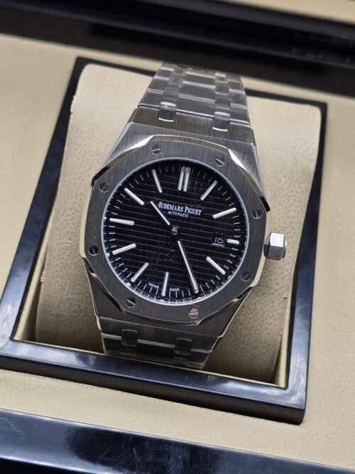 Audemars Piguet — esfera negra con índices claros y caja plateada
