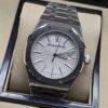 Audemars Piguet — esfera blanca texturizada y brazalete plateado