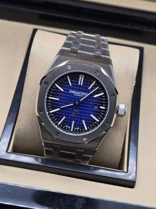 Audemars Piguet — esfera azul brillante y brazalete plateado