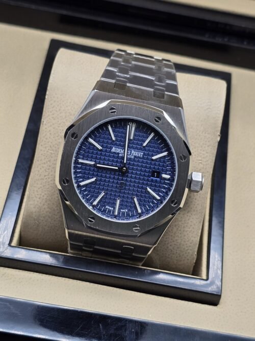 Audemars Piguet — esfera azul texturizada y brazalete plateado