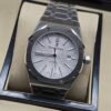 Audemars Piguet — esfera blanca texturizada y brazalete plateado