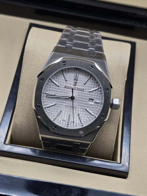 Audemars Piguet — esfera blanca texturizada y brazalete plateado
