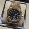 Audemars Piguet — esfera negra y brazalete dorado