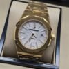 Audemars Piguet — esfera blanca y brazalete dorado