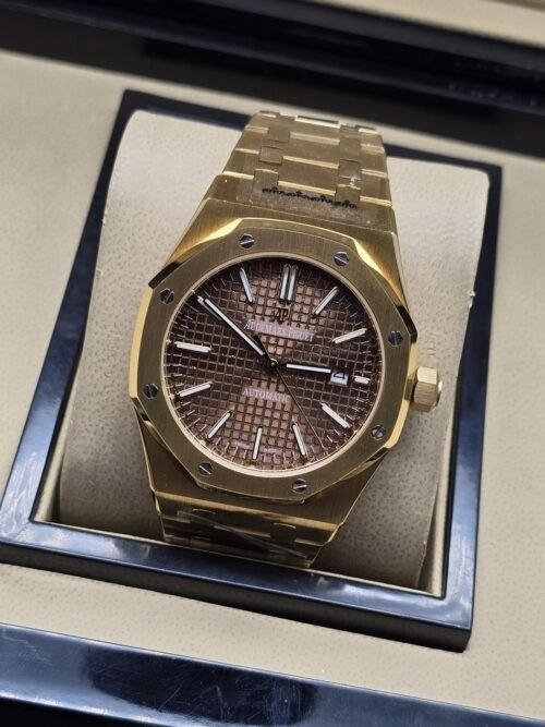 Audemars Piguet — esfera marrón y brazalete dorado