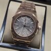 Audemars Piguet — esfera gris y brazalete rosado