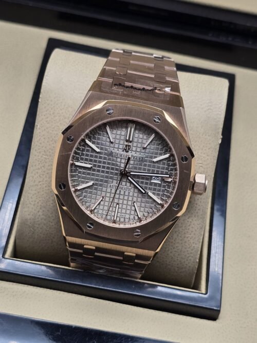 Audemars Piguet — esfera gris y brazalete rosado
