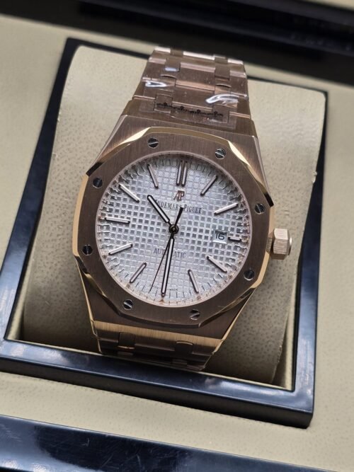 Audemars Piguet — esfera blanca y brazalete rosado