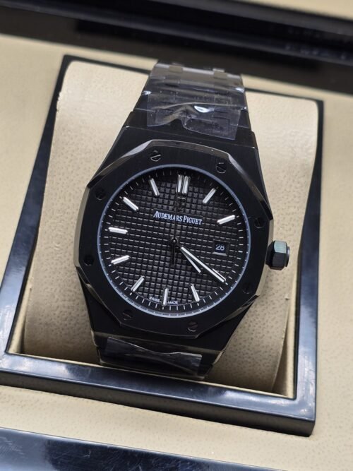 Audemars Piguet — esfera negra texturizada y brazalete oscuro