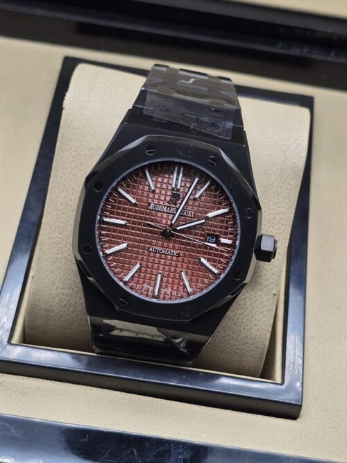 Audemars Piguet — esfera en tono cobrizo y brazalete oscuro