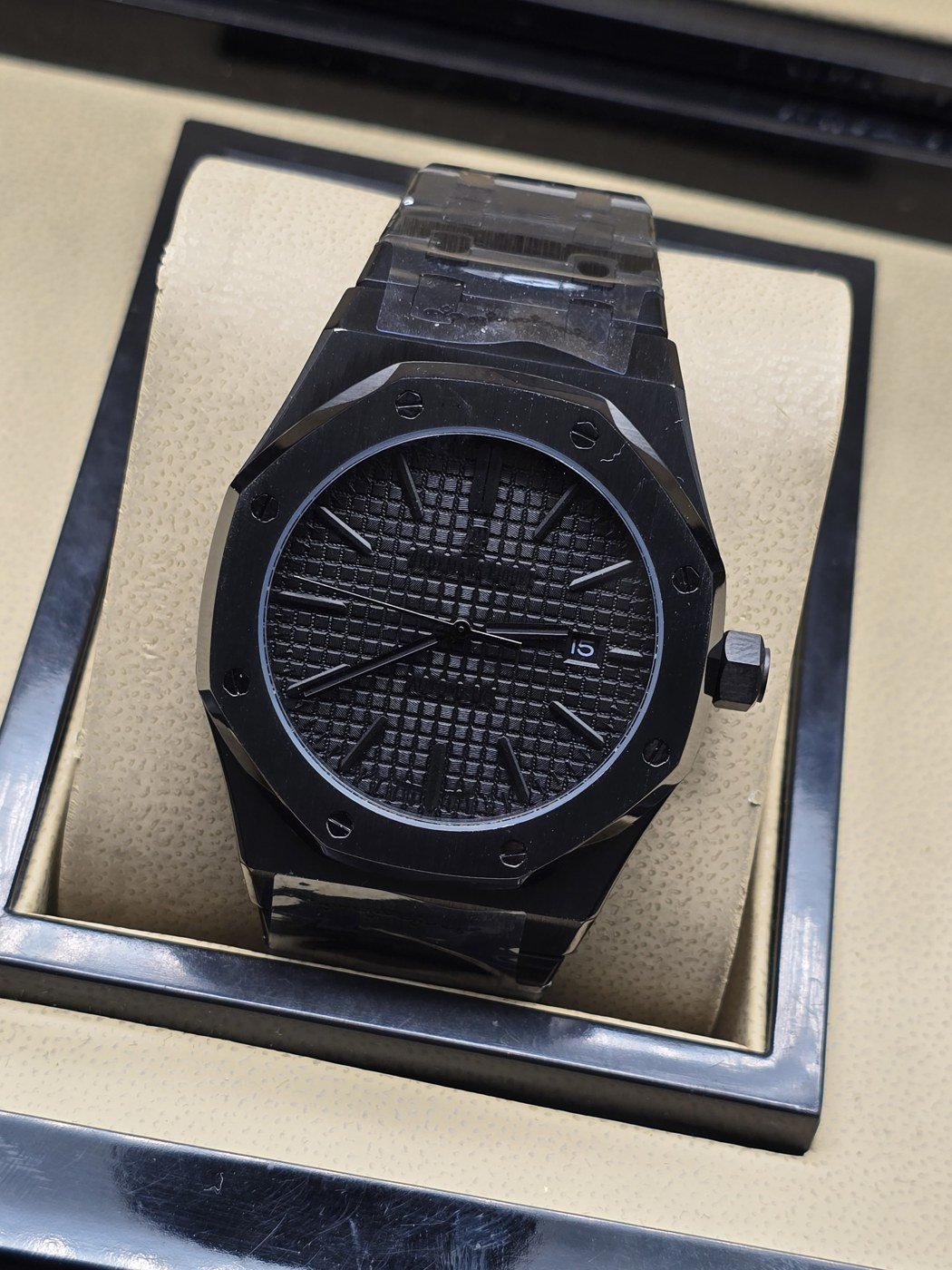 Audemars Piguet — esfera negra con textura y caja oscura