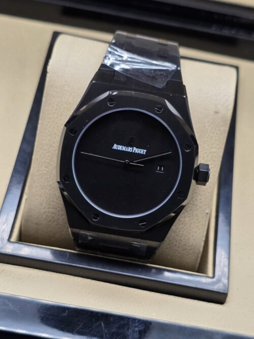 Audemars Piguet — esfera negra de diseño sencillo y caja oscura