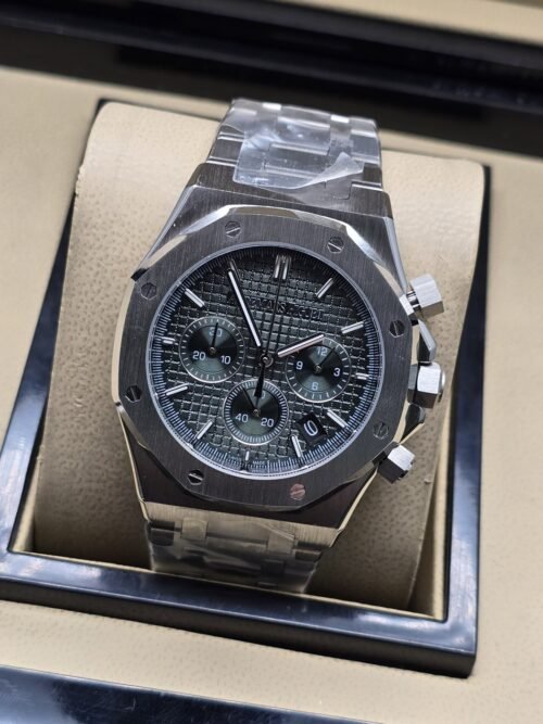 Audemars Piguet — esfera oscura con subesferas y brazalete plateado