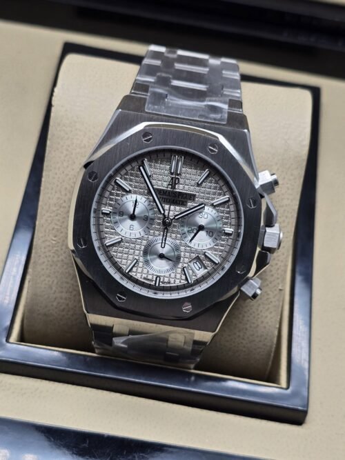 Audemars Piguet — esfera clara con subesferas y brazalete plateado