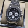 Audemars Piguet — esfera negra con subesferas claras y brazalete plateado