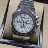 Audemars Piguet — esfera plateada con subesferas y caja plateada