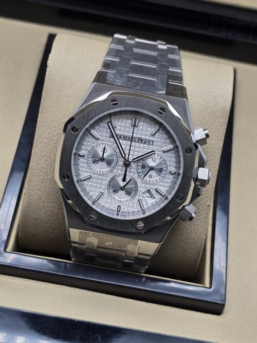 Audemars Piguet — esfera plateada con subesferas y caja plateada