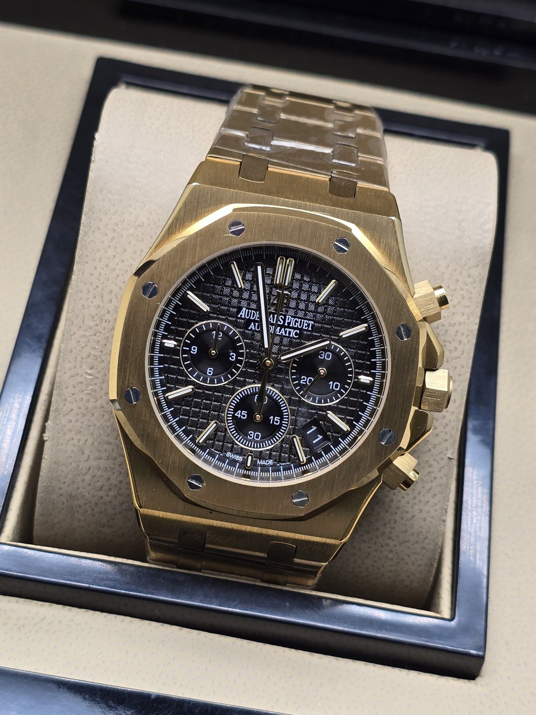 Audemars Piguet — esfera negra con subesferas y brazalete dorado