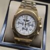 Audemars Piguet — esfera blanca con subesferas y brazalete dorado