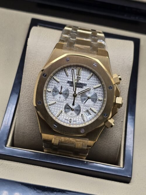 Audemars Piguet — esfera blanca con subesferas y brazalete dorado