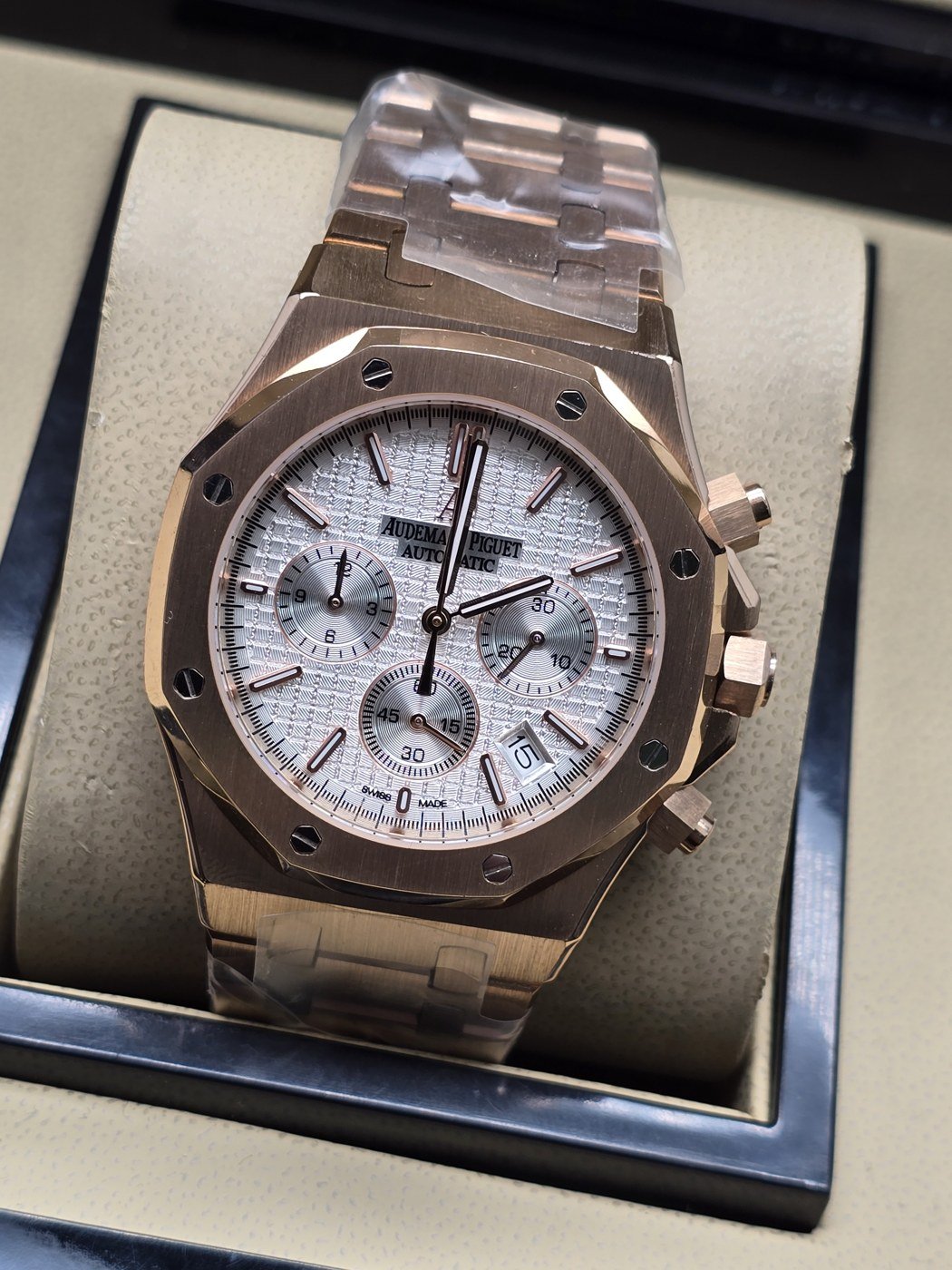 Audemars Piguet — esfera blanca con subesferas y caja rosada