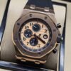 Audemars Piguet — esfera dorada con subesferas negras y correa negra