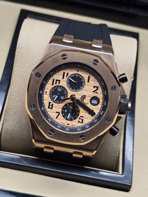 Audemars Piguet — esfera dorada con subesferas negras y correa negra
