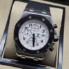 Audemars Piguet — esfera blanca con números negros y correa negra