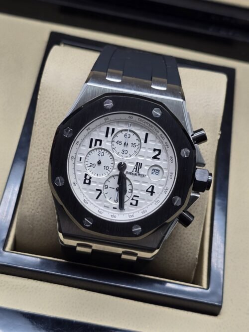 Audemars Piguet — esfera blanca con números negros y correa negra