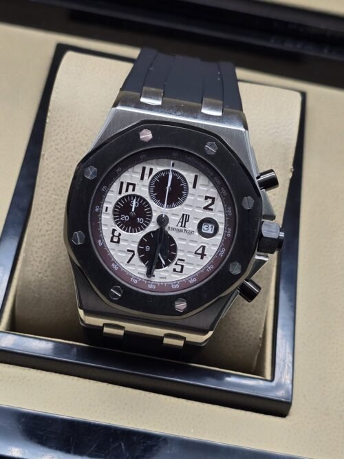 Audemars Piguet — esfera blanca con subesferas negras y correa negra