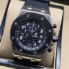 Audemars Piguet — esfera negra con números blancos y correa negra