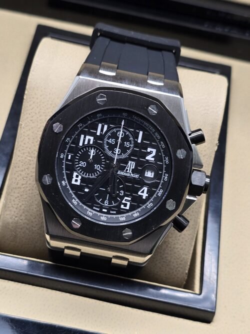 Audemars Piguet — esfera negra con números blancos y correa negra