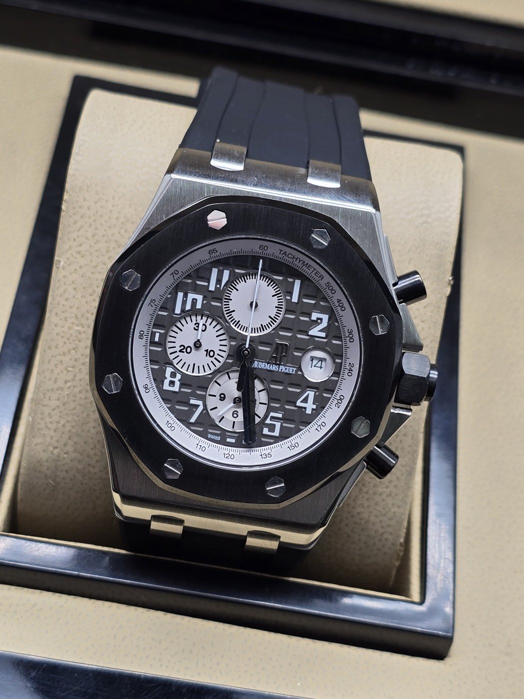 Audemars Piguet — esfera negra con subesferas claras y correa negra