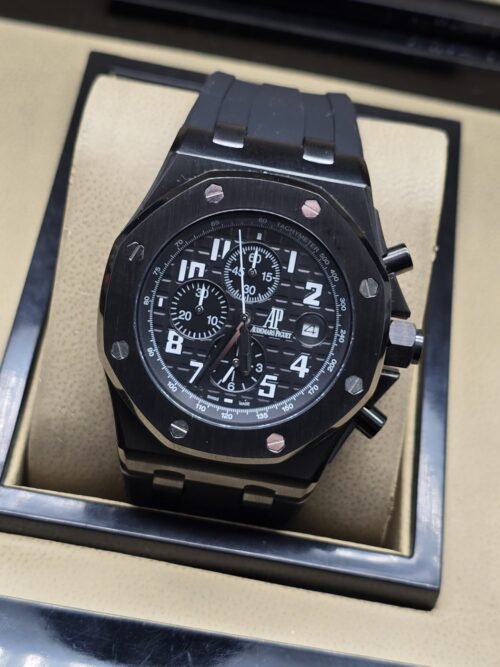 Audemars Piguet — esfera negra con subesferas oscuras y correa negra
