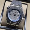 Audemars Piguet — esfera gris deportiva y correa gris