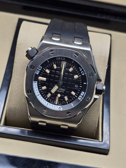 Audemars Piguet — esfera negra deportiva y correa negra