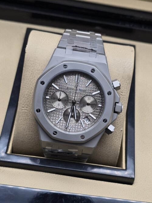 Audemars Piguet — esfera gris con subesferas y correa gris