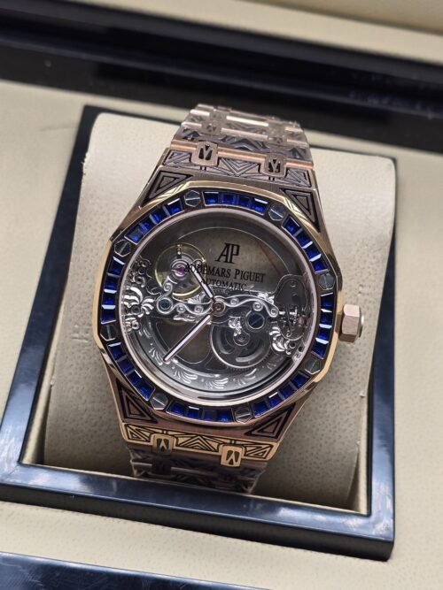 Audemars Piguet — esfera abierta y bisel con detalles azules