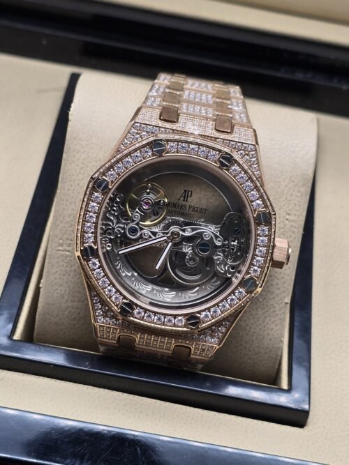 Audemars Piguet — esfera abierta y caja con detalles brillantes