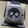 Audemars Piguet — esfera negra con subesferas claras y caja gris