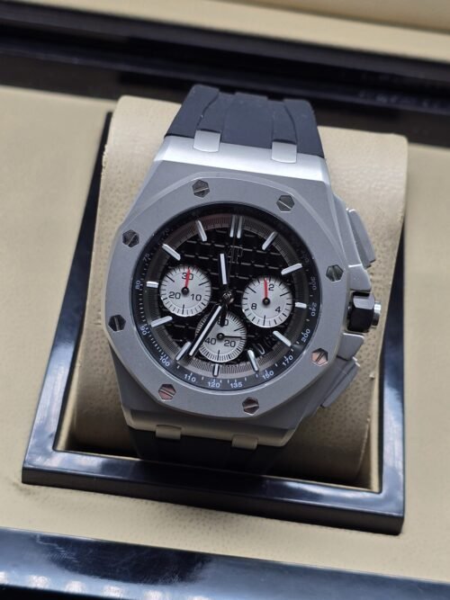 Audemars Piguet — esfera negra con subesferas claras y caja gris