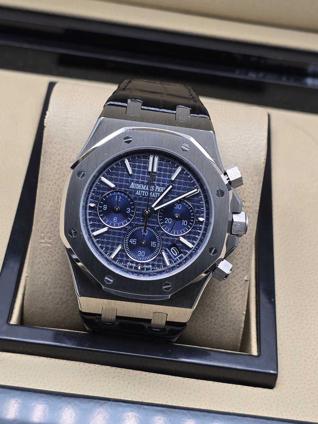 Audemars Piguet — esfera azul con subesferas y correa oscura