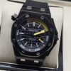 Audemars Piguet — esfera negra con detalles amarillos y caja negra