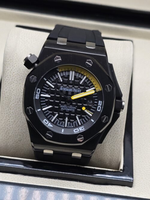 Audemars Piguet — esfera negra con detalles amarillos y caja negra