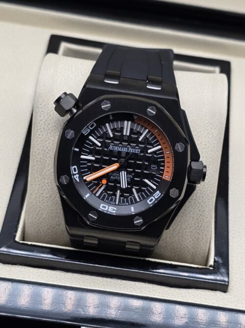Audemars Piguet — esfera negra con detalles naranjas y caja negra