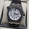 Audemars Piguet — esfera blanca deportiva y correa negra