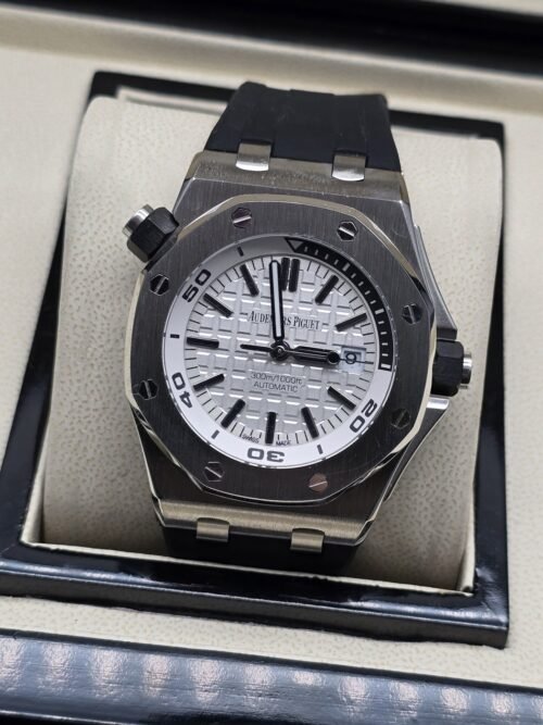 Audemars Piguet — esfera blanca deportiva y correa negra