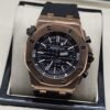 Audemars Piguet — esfera negra deportiva y caja rosada