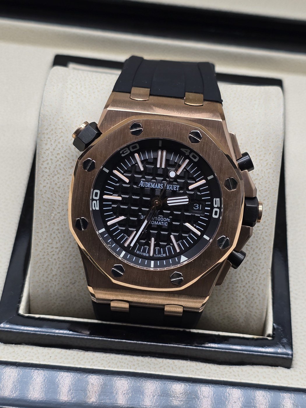 Audemars Piguet — esfera negra deportiva y caja rosada