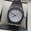 Audemars Piguet — esfera blanca de diseño sencillo y correa negra